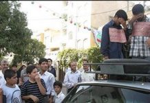 Iran – Le régime des mollahs a exhibé deux jeunes prisonniers dans les rues de la ville de Pakdacht Iran – Le régime des mollahs a exhibé deux jeunes prisonniers dans les rues de la ville de Pakdacht