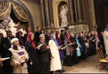 Noël : Maryam Radjavi assiste à la messe de Minuit à Saint Germain-des-Prés Résistance iranienne: Maryam Radjavi assiste à la messe de Minuit à Saint Germain-des-Prés