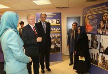 Vidéo: Maryam Radjavi, Joseph Lieberman visitent une exposition sur les violations des droits de l’Homme en Iran Vidéo: Maryam Radjavi, Joseph Lieberman visitent une exposition sur les violations des droits de l’Homme en Iran