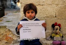 Des enfants syriens manifestent dans la ville détruite d’Alep contre l’intervention de l’Iran, pendant la visite du président Rohani en Europe Des enfants syriens manifestent dans la ville détruite d’Alep contre l’intervention de l’Iran, pendant la visite du président Rohani en Europe