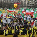 Des milliers d’Iraniens manifestent contre la présence de Rohani à Paris Des milliers d’iraniens manifestent contre la présence de Rouhani à Paris