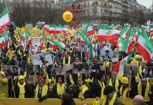Des milliers d’Iraniens manifestent contre la présence de Rohani à Paris Des milliers d’iraniens manifestent contre la présence de Rouhani à Paris
