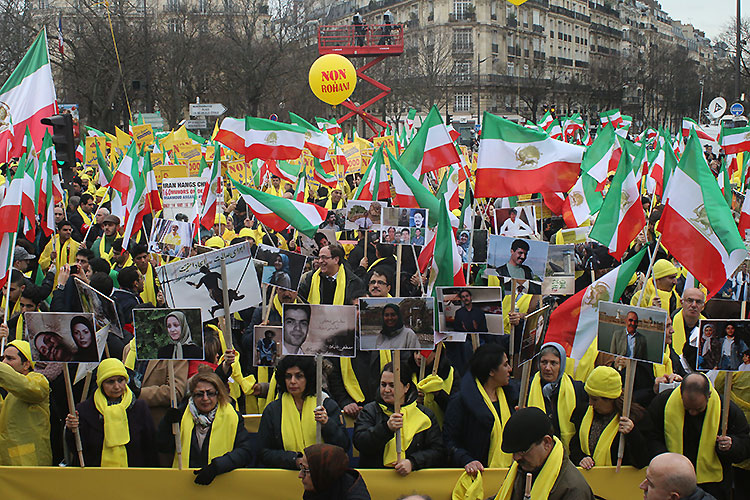 Des milliers d’iraniens manifestent contre la présence de Rouhani à Paris