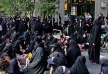 Iran : Les enseignants de maternelle manifestent devant le parlement du régime Iran : Les enseignants de maternelle manifestent devant le parlement du régime