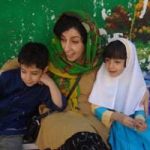 Iran – Protestation de Nargues Mohammadi contre le refus des autorités de la laisser parler à ses enfants Iran – Protestation de Nargues Mohammadi contre le refus des autorités de la laisser parler à ses enfants