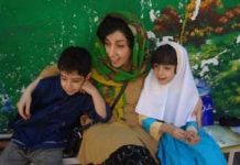Iran – Protestation de Nargues Mohammadi contre le refus des autorités de la laisser parler à ses enfants Iran – Protestation de Nargues Mohammadi contre le refus des autorités de la laisser parler à ses enfants