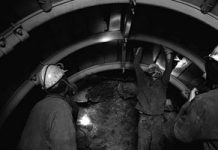 Iran: Plus de 800 travailleurs des mines poursuivent leur grève pour la troisième journée consécutive Iran: Plus de 800 travailleurs des mines poursuivent leur grève pour la troisième journée consécutive