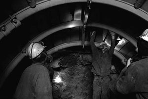 Iran: Plus de 800 travailleurs des mines poursuivent leur grève pour la troisième journée consécutive