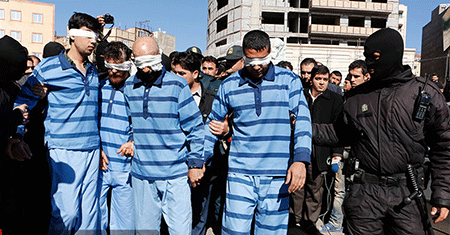 À la veille du simulacre d’élections, six jeunes hommes publiquement humiliés dans les rues pour intensifier la répression