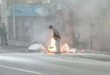 Iran – Des portraits de Khomeini et de Khamenei ont été brulés lors de la fête traditionnelle du feu Iran – Des portraits de Khomeini et de Khamenei ont été brulés lors de la fête traditionnelle du feu