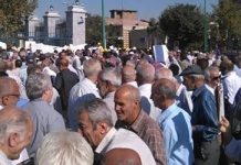 Iran: Les retraités de l’industrie de l’acier protestent contre les salaires non-payés et l’arrêt de l’assurance-maladie Iran: Les retraités de l'industrie de l'acier protestent contre les salaires non-payés et l'arrêt de l'assurance-maladie