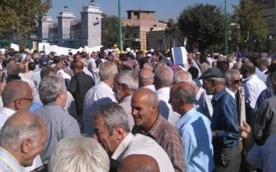 Iran: Les retraités de l'industrie de l'acier protestent contre les salaires non-payés et l'arrêt de l'assurance-maladie