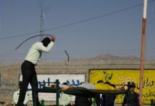 Iran: 35 garçons et filles reçoivent 99 coups de fouet pour avoir pris part à une remise de diplômes Iran: 35 garçons et filles reçoivent 99 coups de fouet pour avoir pris part à une remise de diplômes