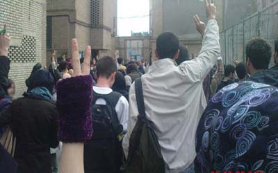 Les étudiants de l'Université d'art de Téhéran protestent en présence des responsables du régime iranien