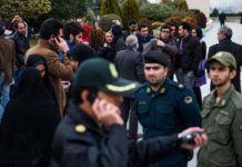 Les commerçants à Téhéran se battent contre « la police des mœurs » du régime iranien Les commerçants à Téhéran se battent contre « la police des mœurs » du régime