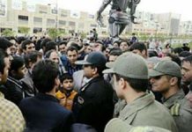 Les victimes d’une escroquerie d’une coopérative de logements ont protesté devant le Parlement du régime iranien Les victimes d'une escroquerie d'une coopérative de logements ont protesté devant le Parlement du régime iranien