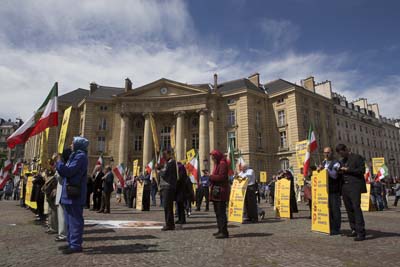 Couverture TV de Reuters aux manifestations de Paris pour dénoncer la visite du MAE du régime iranien