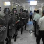 Des gardiens de prison iraniens font un raid et détruisent les biens des prisonniers Des gardiens de prison iraniens font un raid et détruisent les biens des prisonniers