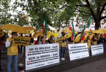 Les iraniens se manifestent contre la présence de Zarif en Allemagne Les iraniens se manifestent contre la présence de Zarif en Allemagne