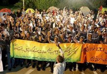 Iran : les travailleurs à la retraite organisent une manifestation, mettent en place des tentes