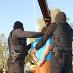 Le régime iranien a pendu deux hommes en public pour avoir tué des agents des forces répressives Le régime iranien a pendu deux hommes en public pour avoir tué des agents des forces répressives
