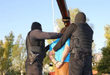 Le régime iranien a pendu deux hommes en public pour avoir tué des agents des forces répressives Le régime iranien a pendu deux hommes en public pour avoir tué des agents des forces répressives