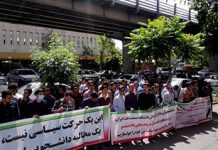 Des étudiants et des professeurs organisent un rassemblement à l’extérieur du Parlement du régime iranien Des étudiants et des professeurs organisent un rassemblement à l’extérieur du Parlement du régime iranien