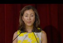 Ingrid Betancourt à l’exposition sur le massacre des prisonniers politiques en Iran