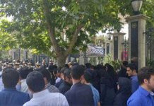 Iran – Des étudiants de l’Université de Farhangian à sirjan protestent à l’extérieur du ministère de l’Éducation Iran - Des étudiants de l'Université de Farhangian à sirjan protestent à l'extérieur du ministère de l'Éducation