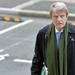 Le français Bernard Kouchner demande une enquête sur le massacre de 1988 dans les prisons iraniennes Le français Bernard Kouchner demande une enquête sur le massacre de 1988 dans les prisons iraniennes