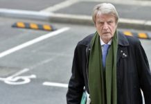 Le français Bernard Kouchner demande une enquête sur le massacre de 1988 dans les prisons iraniennes Le français Bernard Kouchner demande une enquête sur le massacre de 1988 dans les prisons iraniennes