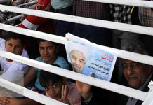 Des parents manifestent contre l’utilisation de leurs enfants par le régime iranien pendant la visite de Rohani à Qazvin Des parents manifestent contre l’utilisation de leurs enfants par le régime iranien pendant la visite de Rohani à Qazvin