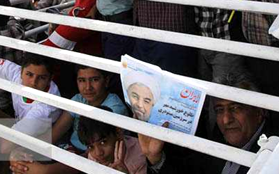 Des parents manifestent contre l’utilisation de leurs enfants par le régime iranien pendant la visite de Rohani à Qazvin