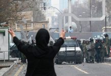 IRAN : Une caution de plus 60.000 dollars imposée à un avocat pour avoir porté un T-shirt de manifestation IRAN : Une caution de plus 60.000 dollars imposée à un avocat pour avoir porté un T-shirt de manifestation