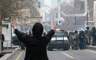 IRAN : Une caution de plus 60.000 dollars imposée à un avocat pour avoir porté un T-shirt de manifestation