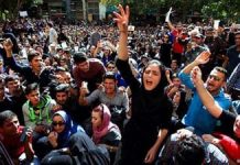 Iran : Des manifestations généralisées à l’extérieur du parlement du régime coïncident avec la présence de Rohani Iran : Des manifestations généralisées à l’extérieur du parlement du régime coïncident avec la présence de Rohani