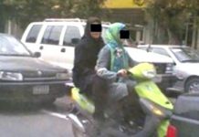 Deux jeunes filles ont été arrêtées pour avoir roulé à motocyclette en Iran Deux jeunes filles ont été arrêtées pour avoir roulé à motocyclette en Iran
