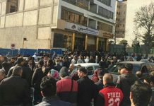 Rassemblement de protestation de plus de 1500 personnes en Iran, ayant déposé un crédit à Téhéran Rassemblement de protestation de plus de 1500 personnes en Iran, ayant déposé un crédit à Téhéran