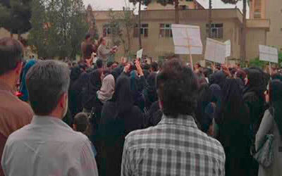 Des travailleurs se rassemblent pour protester en Iran