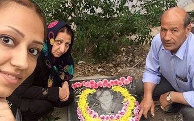 Les pleurs d'un père dont le fils a été tué par le régime au cours du soulèvement de 2009 en Iran
