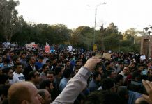 Iran – Grand rassemblement des habitants d’Ahvaz devant la préfecture de Khouzestan pour protester contre la visite de Rohani Iran – Grand rassemblement des habitants d’Ahvaz devant la préfecture de Khouzestan pour protester contre la visite de Rohani