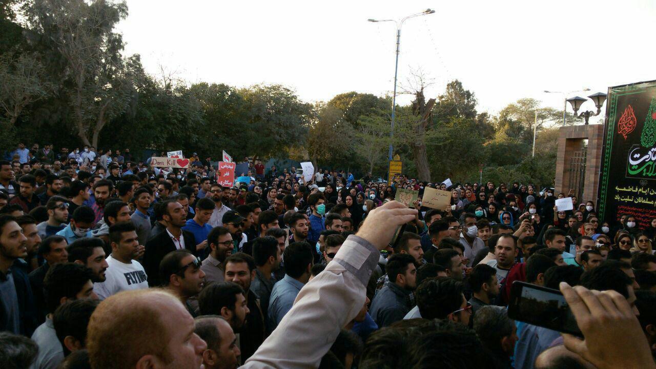 Iran – Grand rassemblement des habitants d’Ahvaz devant la préfecture de Khouzestan pour protester contre la visite de Rohani 