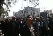 Protestation devant la mairie par les chauffeurs de la compagnie d’autobus de Téhéran en Iran – vidéo Protestation devant la mairie par les chauffeurs de la compagnie d'autobus de Téhéran en Iran