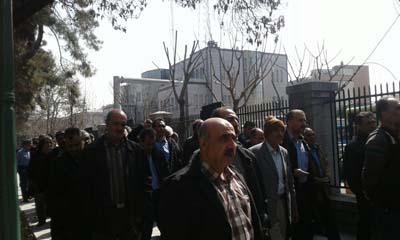 Protestation devant la mairie par les chauffeurs de la compagnie d'autobus de Téhéran en Iran