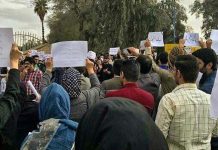 Vidéo – Manifestation des habitants d’Ahwaz devant la préfecture de Khouzestan pour la quatrième journée consécutive en Iran Manifestation des habitants d’Ahwaz devant la préfecture de Khouzestan pour la quatrième journée consécutive en Iran