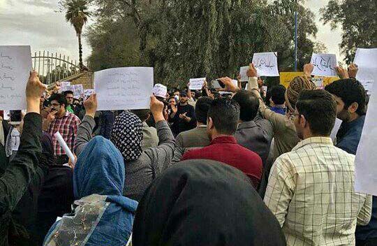 Manifestation des habitants d’Ahwaz devant la préfecture de Khouzestan pour la quatrième journée consécutive en Iran