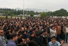 Iran – Rassemblement de protestation des ouvriers de l’usine Polyacryl d’Ispahan Rassemblement de protestation des ouvriers de l’usine Polyacryl d’Ispahan en Iran