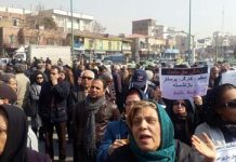 Iran – Rassemblement de protestation des enseignants retraités devant le parlement du régime des mollahs – vidéo Rassemblement de protestation des enseignants retraités devant le parlement du régime des mollahs - vidéo
