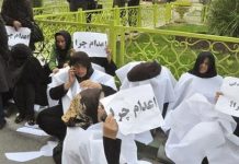 Iran – manifestation des familles des prisonniers condamnés à mort devant le parlement Iran – Téhéran : manifestation des familles des prisonniers condamnés à mort devant le parlement