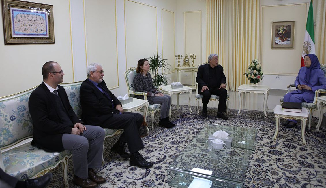 Rencontre de Maryam Radjavi la présidente élue de la Résistance iranienne avec Gilbert Mitterrand à Tirana
